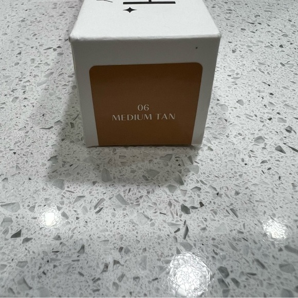 HUDA BEAUTY GLOWISH MULTIDEW SKIN TINT - 06 MEDIUM TAN (Full Size/1.36oz/NWB) - Picture 2 of 3